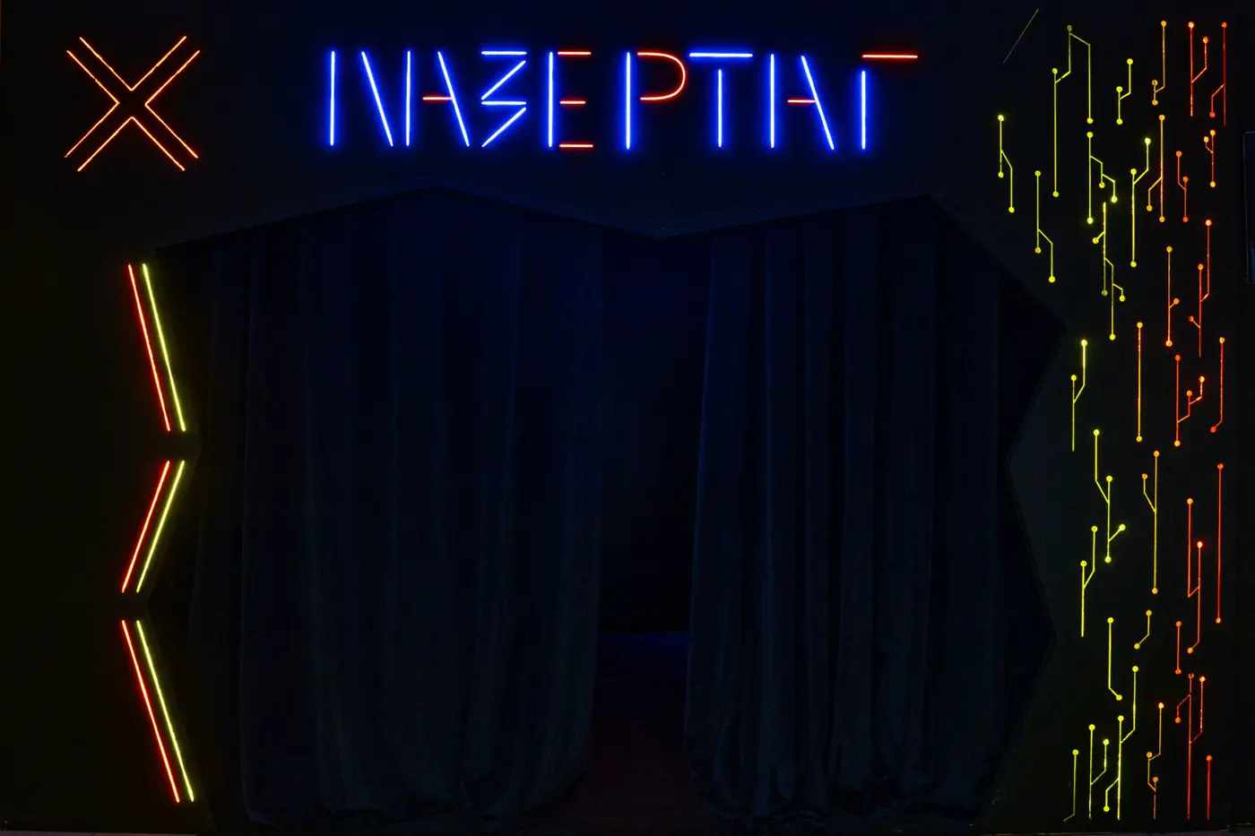 Неоновая вывеска «Лазертаг» на входе